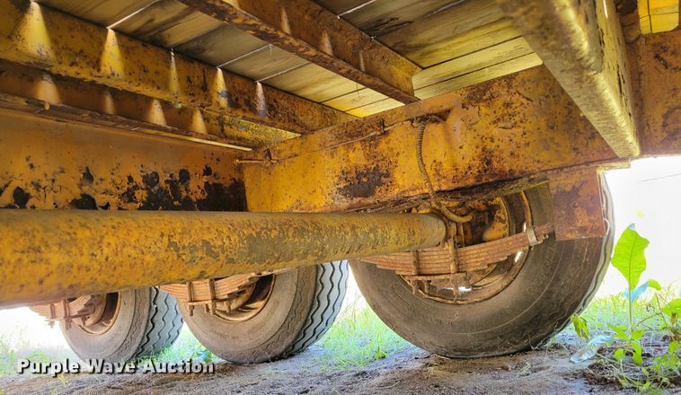 image for item JZ9120 1976 Dakota Trail-eze 109-2000  equipment trailer
