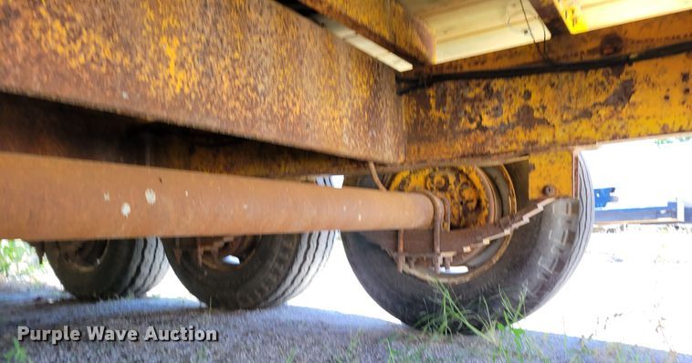 image for item JZ9120 1976 Dakota Trail-eze 109-2000  equipment trailer