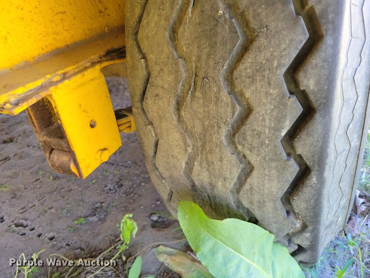 image for item JZ9120 1976 Dakota Trail-eze 109-2000  equipment trailer