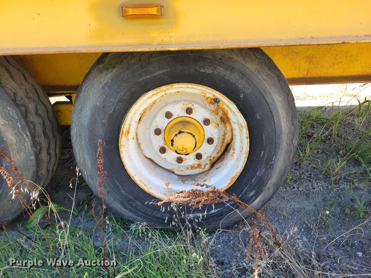 image for item JZ9120 1976 Dakota Trail-eze 109-2000  equipment trailer