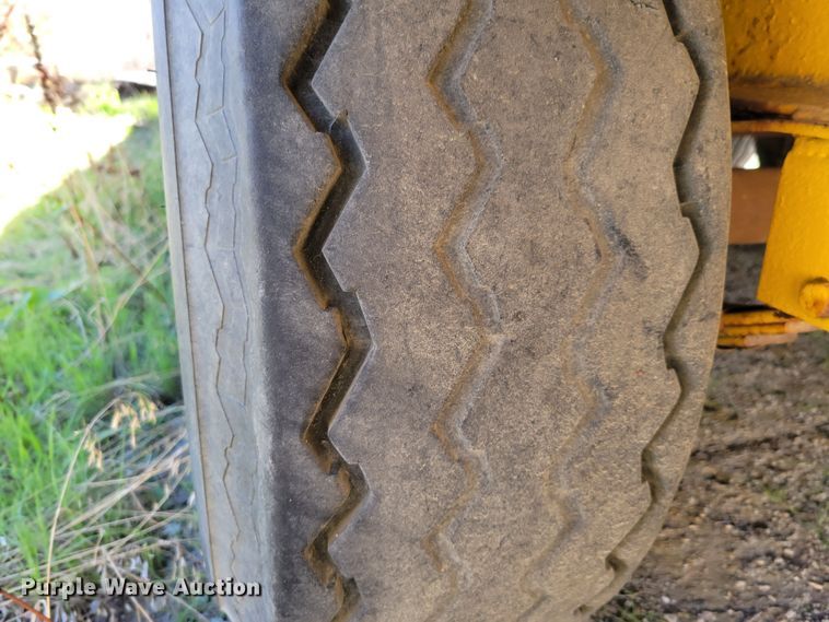 image for item JZ9120 1976 Dakota Trail-eze 109-2000  equipment trailer