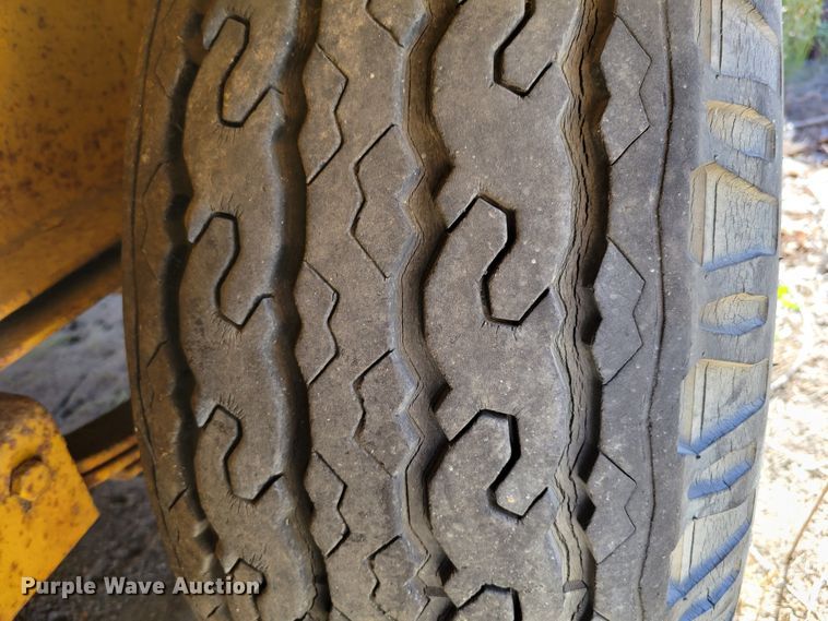 image for item JZ9120 1976 Dakota Trail-eze 109-2000  equipment trailer