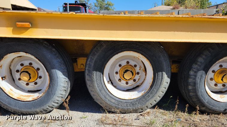 image for item JZ9120 1976 Dakota Trail-eze 109-2000  equipment trailer