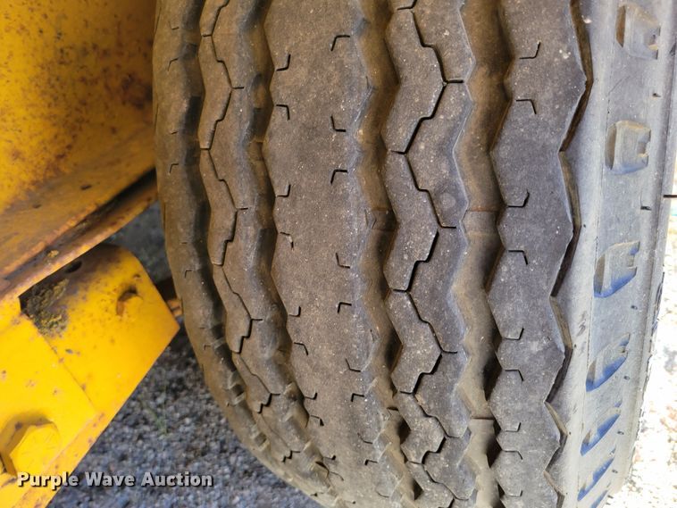 image for item JZ9120 1976 Dakota Trail-eze 109-2000  equipment trailer