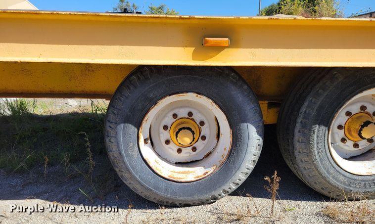 image for item JZ9120 1976 Dakota Trail-eze 109-2000  equipment trailer