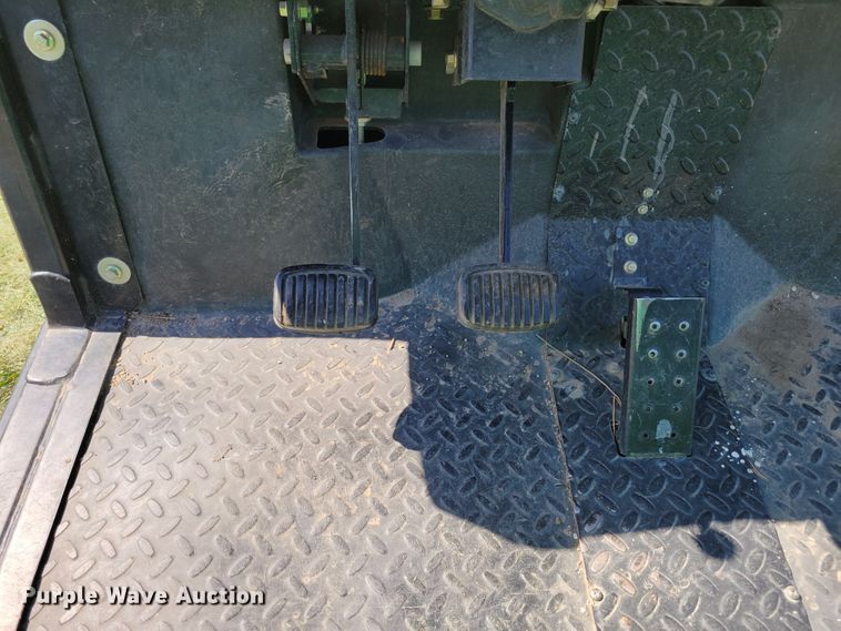 image for item JZ9132 2001 Cushman Turf-Truckster 898656  utility vehicle