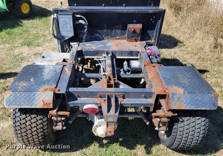 image for item JZ9136 2001 Cushman Turf-Truckster 898656  utility vehicle