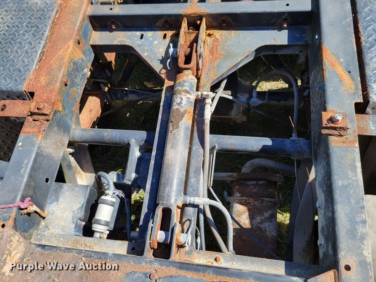 image for item JZ9136 2001 Cushman Turf-Truckster 898656  utility vehicle