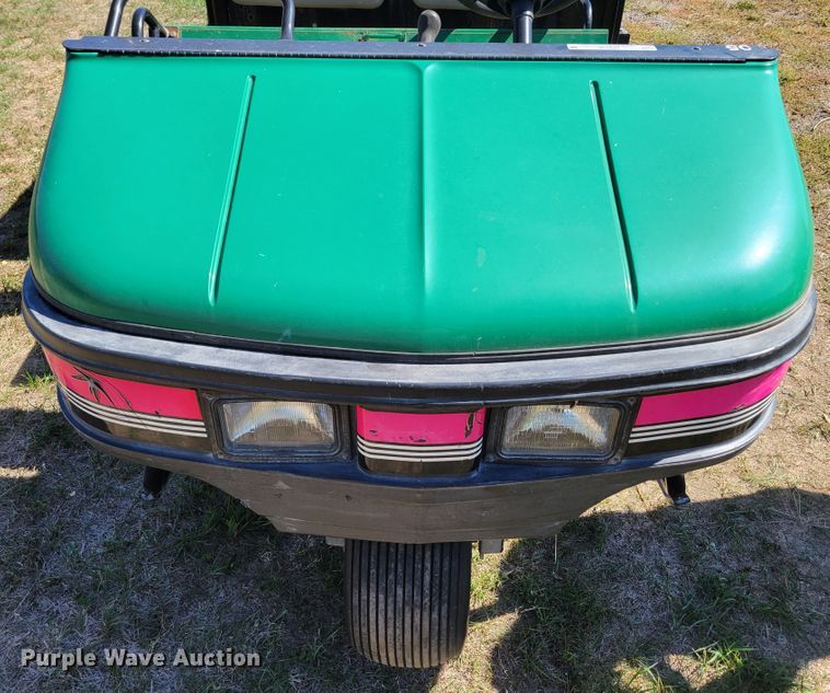 image for item JZ9136 2001 Cushman Turf-Truckster 898656  utility vehicle