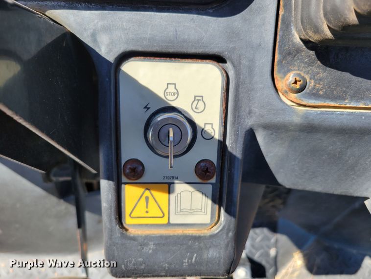 image for item JZ9136 2001 Cushman Turf-Truckster 898656  utility vehicle