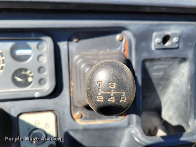 image for item JZ9136 2001 Cushman Turf-Truckster 898656  utility vehicle