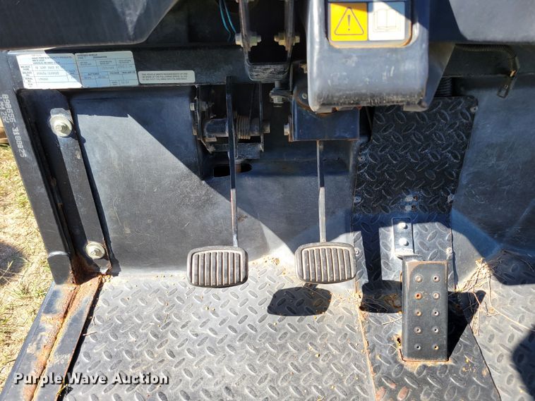 image for item JZ9136 2001 Cushman Turf-Truckster 898656  utility vehicle