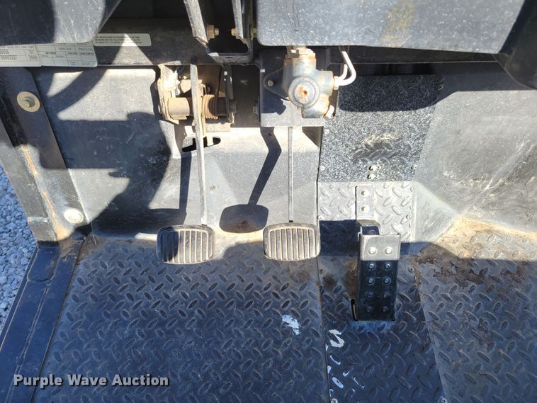 image for item JZ9138 2000 Cushman Turf Truckster 898656  utility vehicle