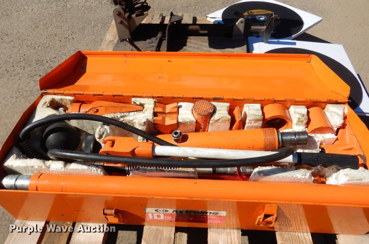 image for item KF9460 DeWalt D28715  metal saw