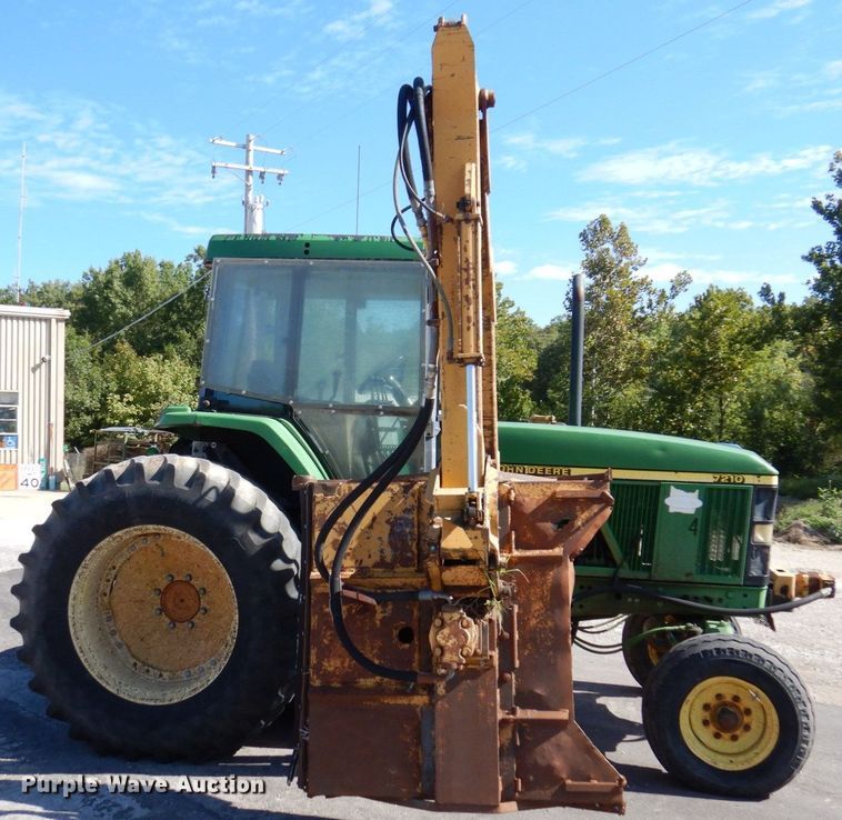 image for item KF9492 2000 John Deere 7210  tractor