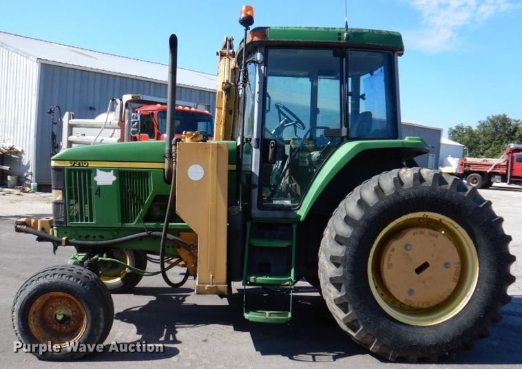 image for item KF9492 2000 John Deere 7210  tractor