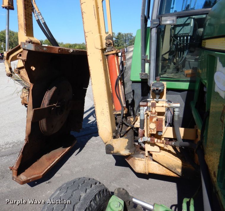 image for item KF9492 2000 John Deere 7210  tractor