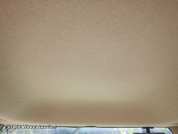 image for item KF9492 2000 John Deere 7210  tractor