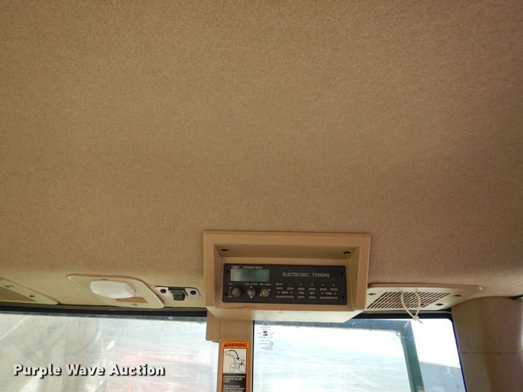 image for item KF9492 2000 John Deere 7210  tractor