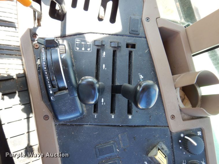 image for item KF9492 2000 John Deere 7210  tractor