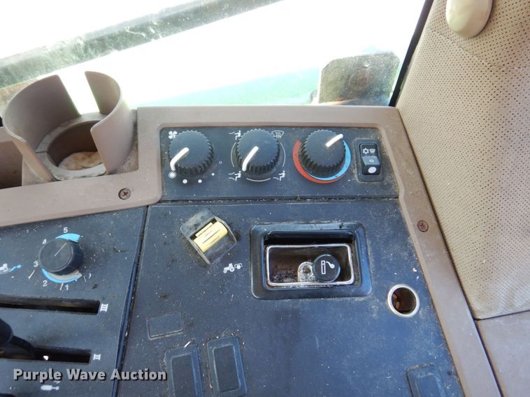 image for item KF9492 2000 John Deere 7210  tractor