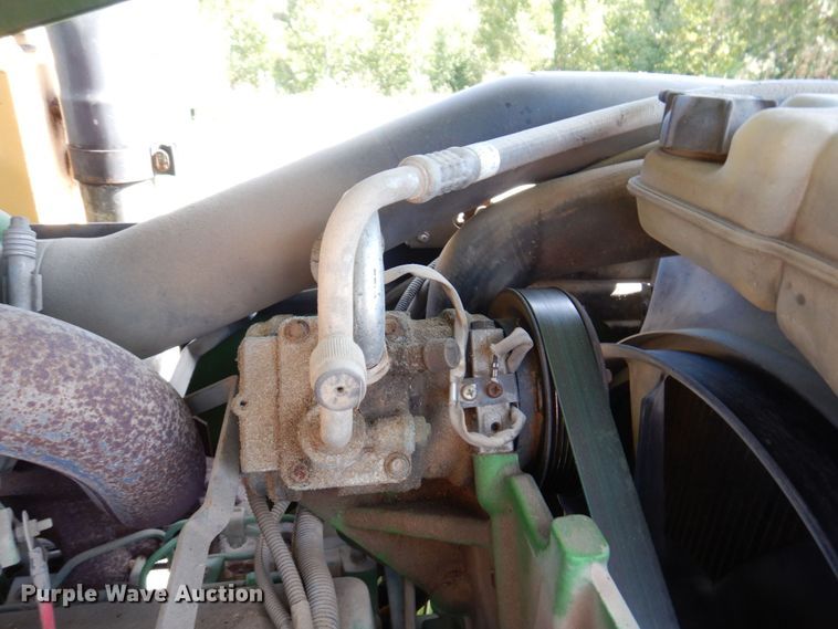 image for item KF9492 2000 John Deere 7210  tractor