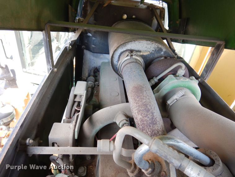 image for item KF9492 2000 John Deere 7210  tractor