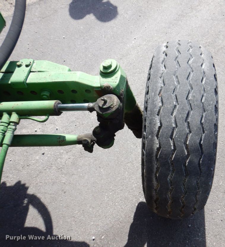 image for item KF9492 2000 John Deere 7210  tractor