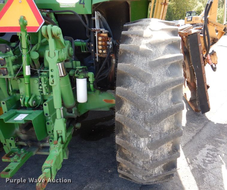 image for item KF9492 2000 John Deere 7210  tractor