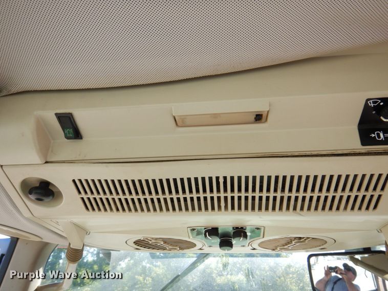 image for item KF9493 2006 John Deere 6615  tractor