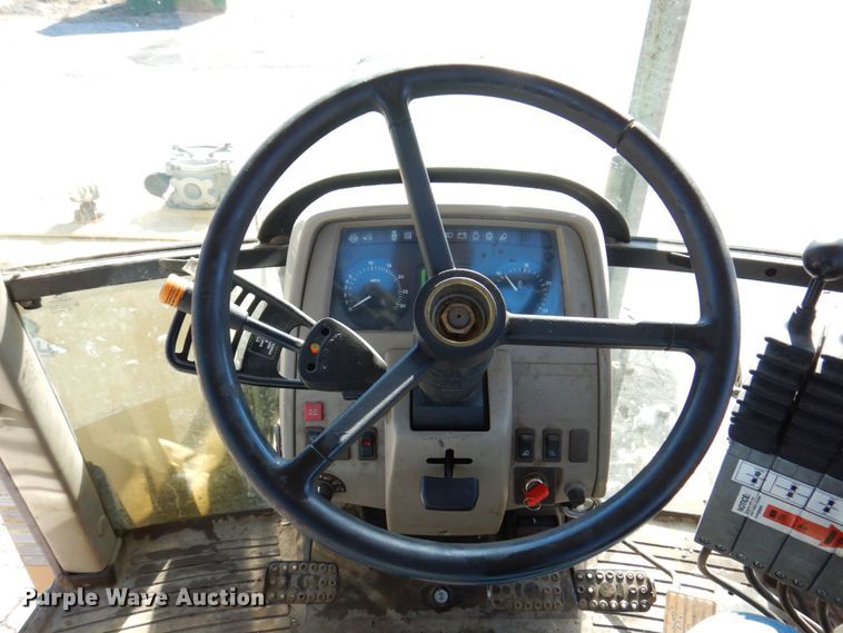 image for item KF9493 2006 John Deere 6615  tractor