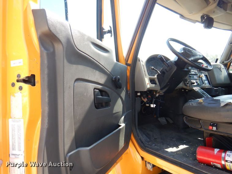 image for item KF9506 2008 International WorkStar 7400  bucket truck