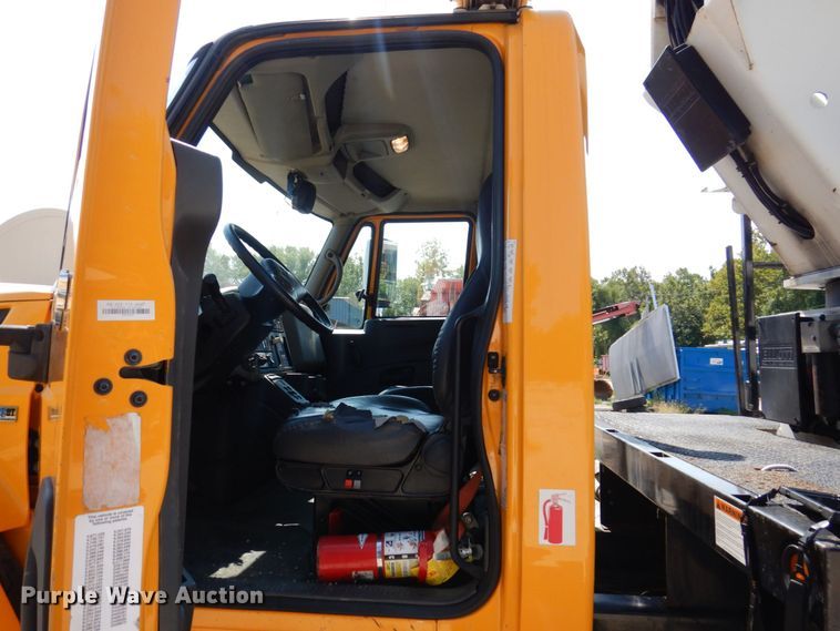 image for item KF9506 2008 International WorkStar 7400  bucket truck