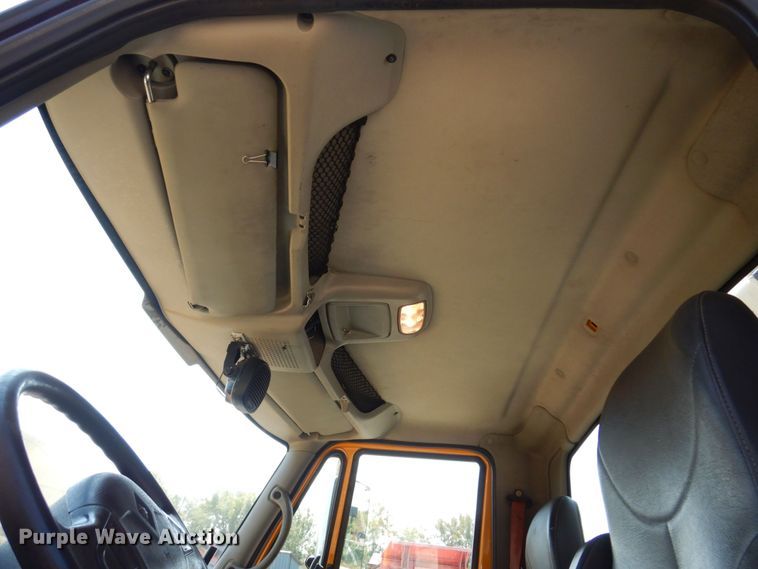 image for item KF9506 2008 International WorkStar 7400  bucket truck