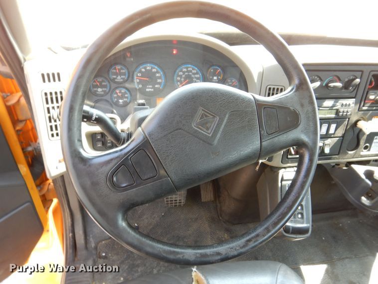 image for item KF9506 2008 International WorkStar 7400  bucket truck