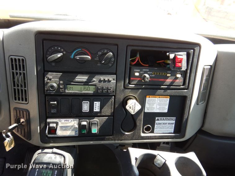 image for item KF9506 2008 International WorkStar 7400  bucket truck