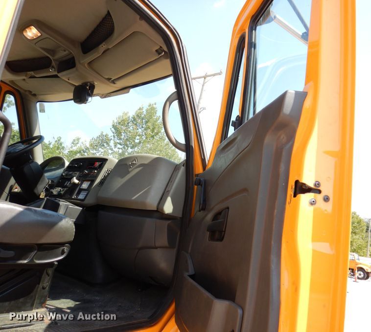 image for item KF9506 2008 International WorkStar 7400  bucket truck