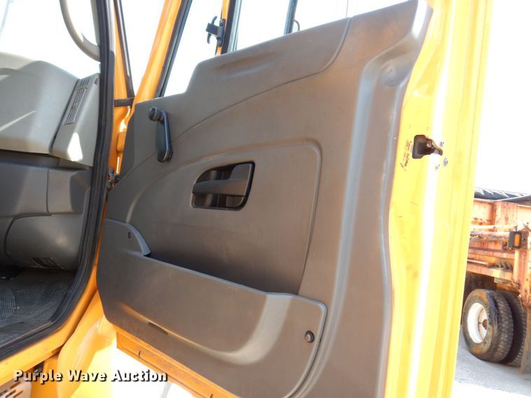 image for item KF9506 2008 International WorkStar 7400  bucket truck