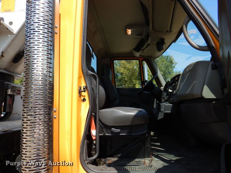 image for item KF9506 2008 International WorkStar 7400  bucket truck