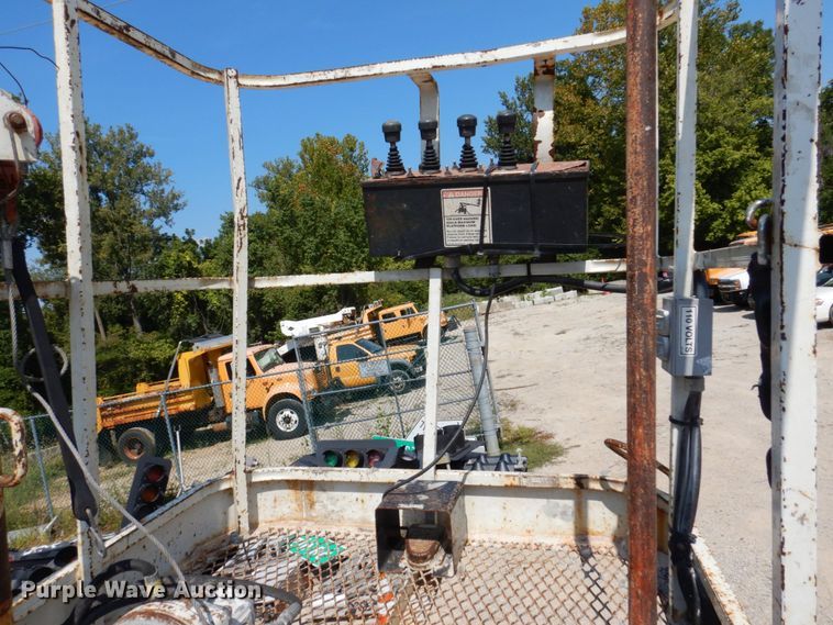 image for item KF9506 2008 International WorkStar 7400  bucket truck