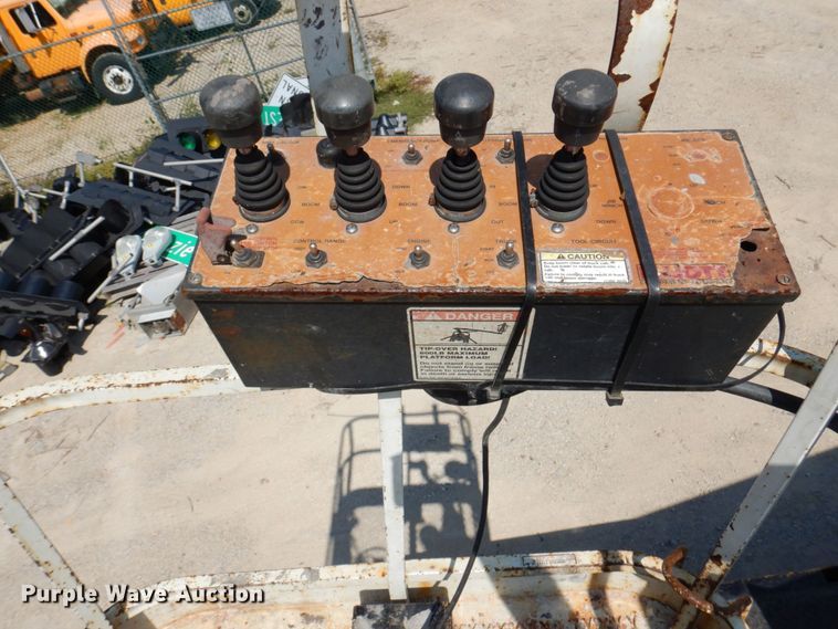 image for item KF9506 2008 International WorkStar 7400  bucket truck