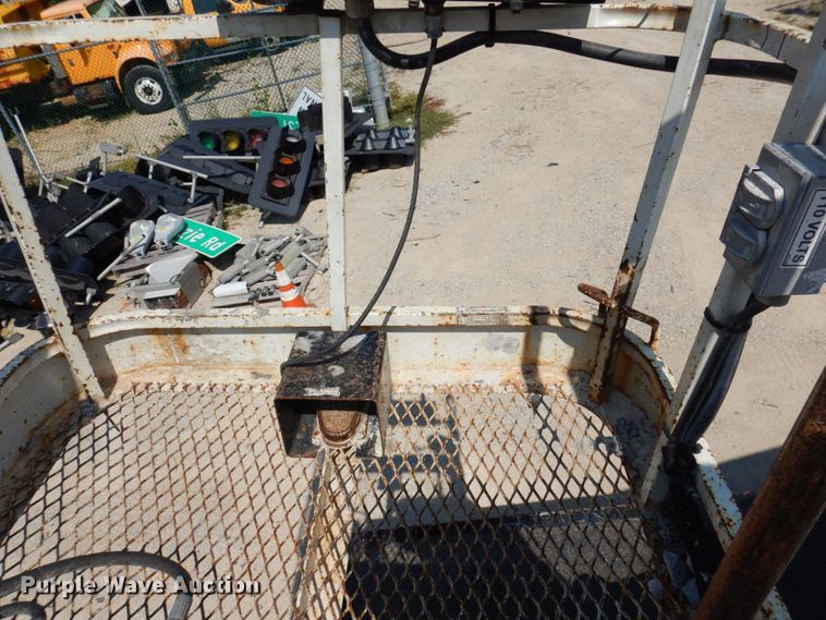 image for item KF9506 2008 International WorkStar 7400  bucket truck