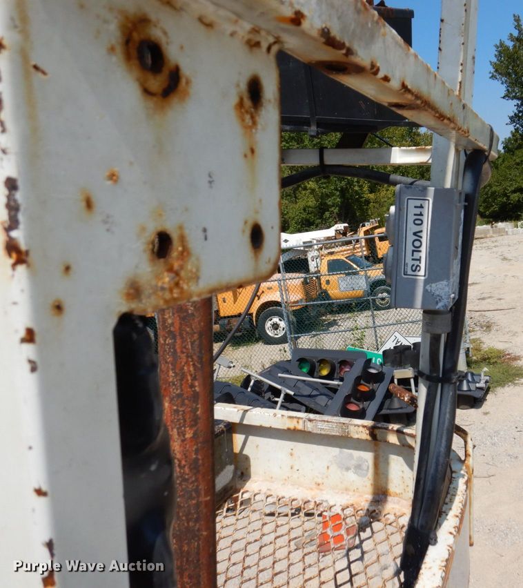 image for item KF9506 2008 International WorkStar 7400  bucket truck