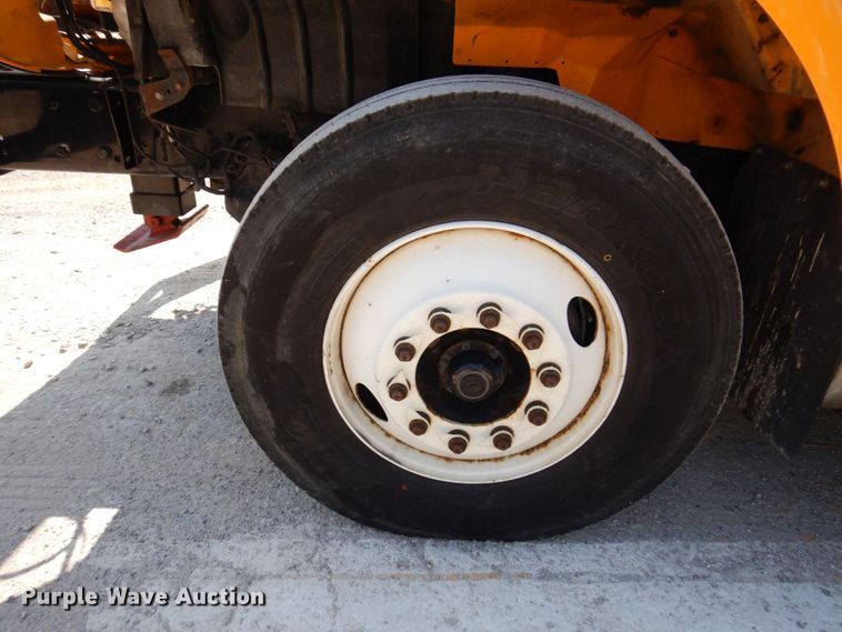 image for item KF9506 2008 International WorkStar 7400  bucket truck