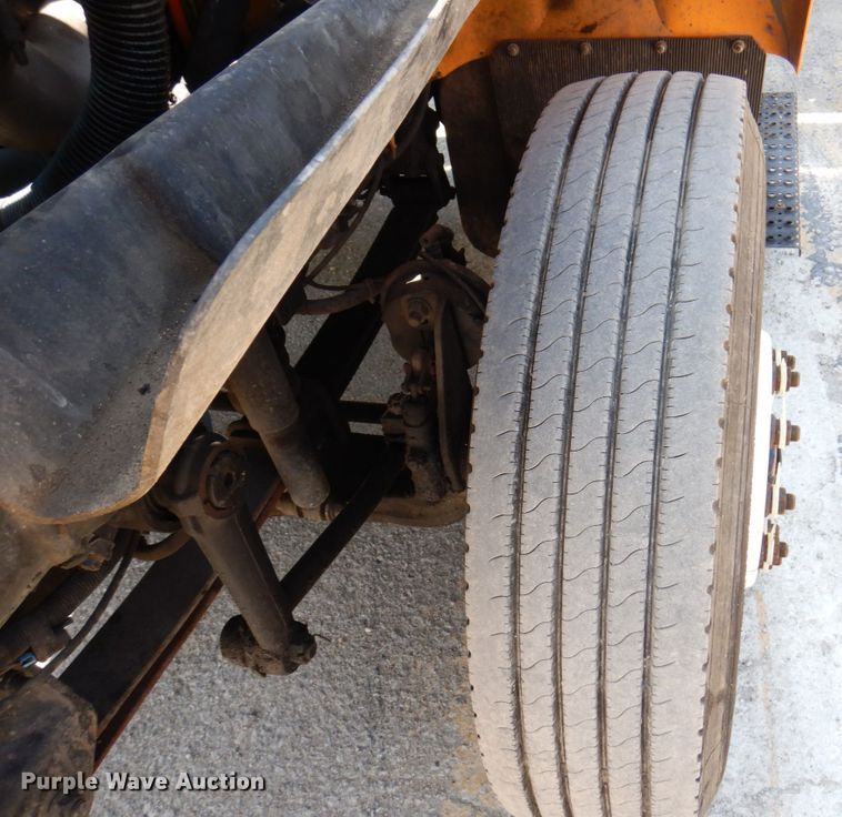 image for item KF9506 2008 International WorkStar 7400  bucket truck