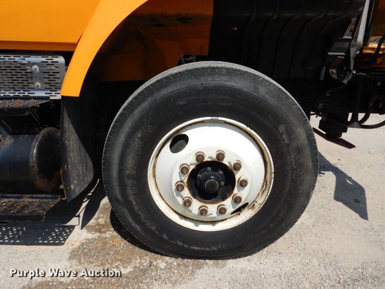 image for item KF9506 2008 International WorkStar 7400  bucket truck