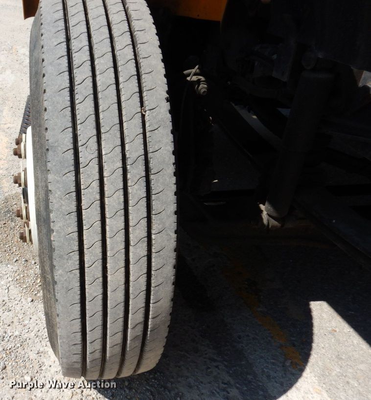 image for item KF9506 2008 International WorkStar 7400  bucket truck