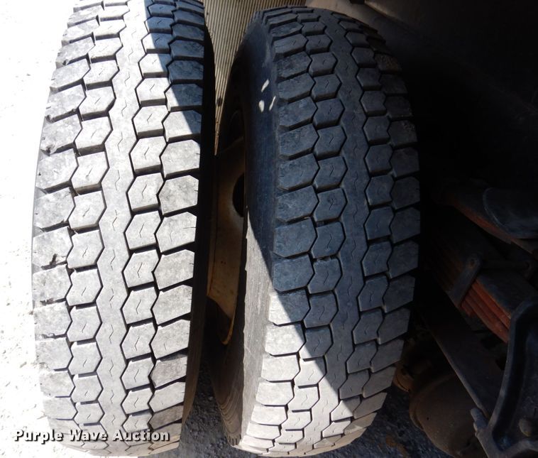 image for item KF9506 2008 International WorkStar 7400  bucket truck