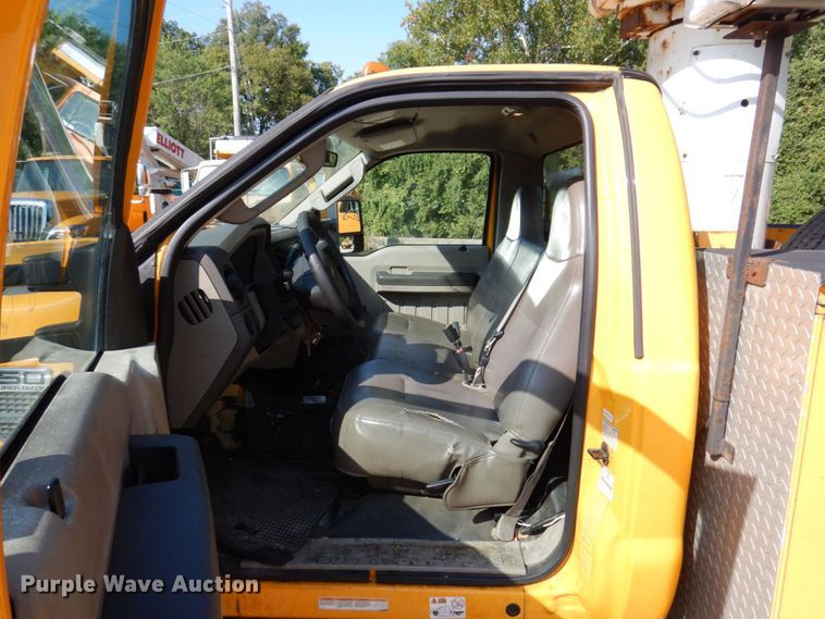image for item KF9509 2008 Ford F550 Super Duty XL  bucket truck
