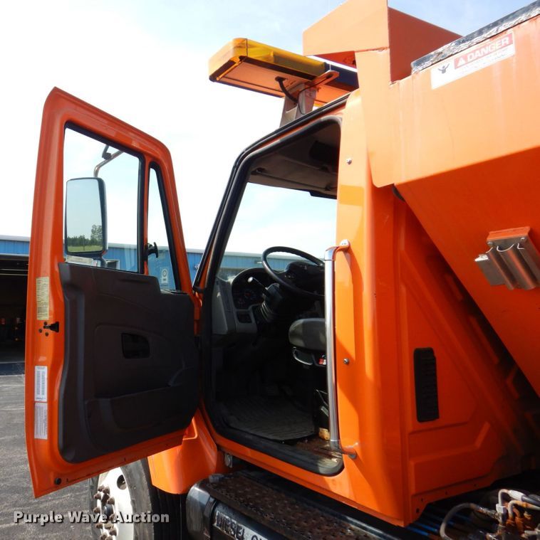 image for item KF9512 2008 International WorkStar 7400  spreader truck